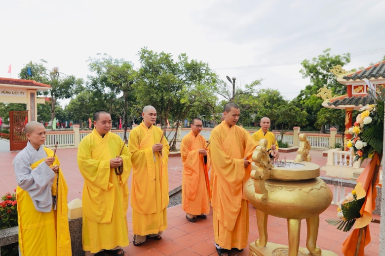 BTS GHPGVN huyện Phú Vang thăm và đặt vòng hoa tưởng niệm tại đài nghĩa trang liệt sĩ huyện Phú Vang